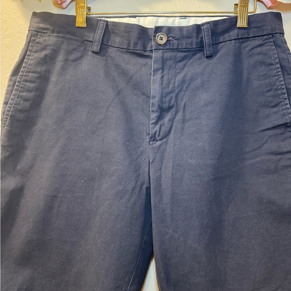 Old Navy Men's Navy Flat-Front Shorts - Picture 2 of 11
